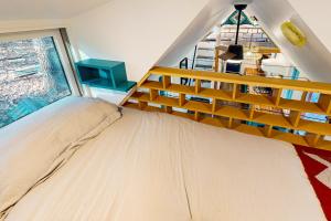 a bed in a room with a large window at Thainy House in Gardiner