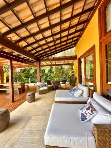 2 camas en un porche con patio en Costa do Sauipe Casa dentro do complexo hoteleiro en Costa do Sauipe