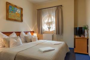 A bed or beds in a room at P4W Hotel Residence Szombathely Még 37 kép