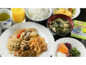 una mesa con platos de comida y tazones de comida en Sun Royal Kawasaki - Vacation STAY 98734v, en Kawasaki