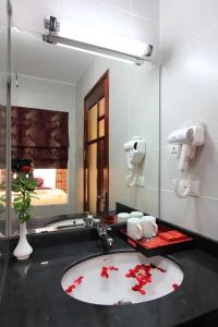 Hanoi Inner Hotel tesisinde bir banyo