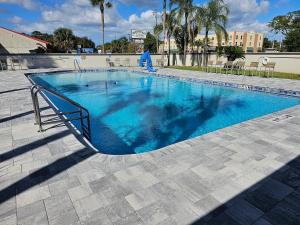 een groot zwembad met blauw water bij Rodeway Inn St Augustine Historic District in St. Augustine