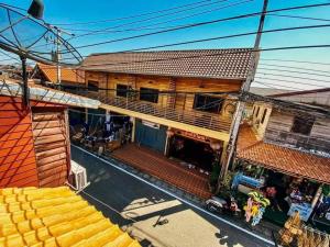 uma vista superior de um edifício numa rua em 9 เฮ้าส์ เชียงคาน em Chiang Khan