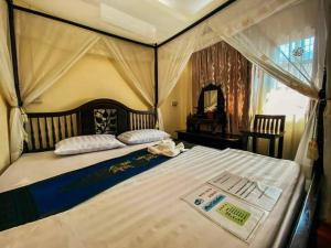 um quarto com uma cama de dossel grande em 9 เฮ้าส์ เชียงคาน em Chiang Khan