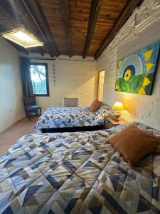 sypialnia z dużym łóżkiem w pokoju w obiekcie "Casa La Martina" naturaleza, sol y cielo w mieście Chacras de Coria