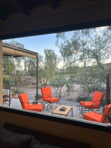 z widokiem na patio z pomarańczowymi krzesłami i stołem w obiekcie "Casa La Martina" naturaleza, sol y cielo w mieście Chacras de Coria
