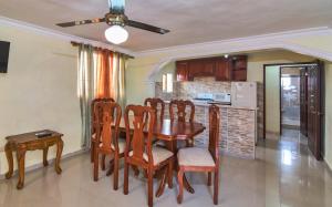 une cuisine et une salle à manger avec une table et des chaises en bois dans l'établissement 2 Bedroom 2 Bathroom Apartment in Corales del Sur, à La Viva