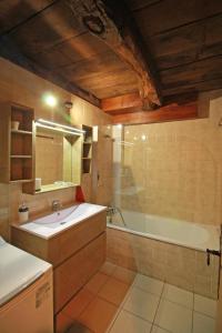 y baño con lavabo y bañera. en Le masbareau, le vieux domaine en Royères-Saint-Léonard