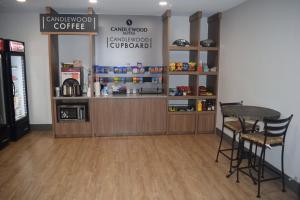 Příslušenství pro přípravu čaje a kávy v ubytování Candlewood Suites Houston I-10 East by IHG