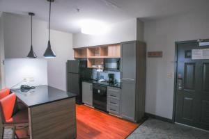 Kuchyň nebo kuchyňský kout v ubytování Candlewood Suites Houston I-10 East by IHG