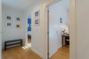 un pasillo con una puerta que conduce a un dormitorio en LDapartments - Spacious Lisbon Haven w/Lift&Garage, en Lisboa