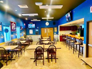 a dining room with tables and chairs and blue walls at PARK VIEW INN & SUITES in Hoisington