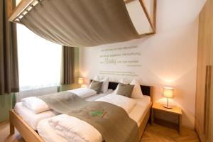 - 2 lits dans une chambre avec un panneau mural dans l'établissement Himmlisch Urlauben in Tieschen, à Tieschen