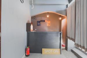 une pièce avec un panneau indiquant « spot on dans l'établissement SPOT ON Hotel Hill View, à Kamakhya