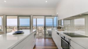 Η κουζίνα ή μικρή κουζίνα στο 'Salty Air Beachside Cottage' by HolidayCo