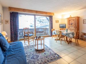 a living room with a blue couch and a table at Charmant appartement 4 pers au pied des pistes à Courchevel Le Praz - FR-1-568-49 in Courchevel
