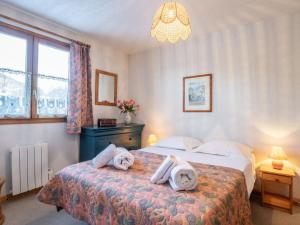 a hotel room with a bed with towels on it at Charmant appartement 4 pers au pied des pistes à Courchevel Le Praz - FR-1-568-49 in Courchevel +3 photos