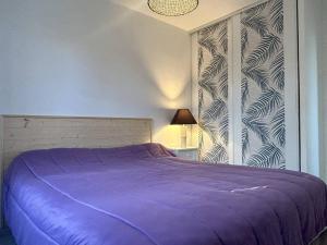 - une chambre avec un lit violet et une fenêtre dans l'établissement Maison Saint-Pierre-d'Oléron, 3 pièces, 4 personnes - FR-1-246A-277, à Saint-Pierre-dʼOléron
