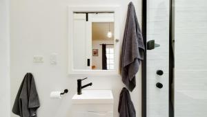 Bilik mandi di 'Bouddi Bush and Bay Retreat' by HolidayCo +16 gambar