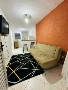 sala de estar con sofá y cocina en Apartamento Espaçoso, Mobiliado 02 Dormitórios Zn Ap 03 en São Paulo