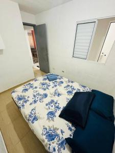 Ένα ή περισσότερα κρεβάτια σε δωμάτιο στο Apartamento Espaçoso, Mobiliado 02 Dormitórios Zn Ap 03