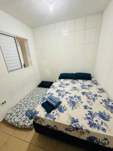 Ένα ή περισσότερα κρεβάτια σε δωμάτιο στο Apartamento Espaçoso, Mobiliado 02 Dormitórios Zn Ap 03