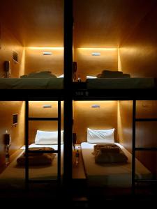 Zimmer mit 3 Etagenbetten in einem Zimmer in der Unterkunft Sovotel @ Napzone KKIA in Kota Kinabalu