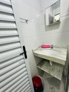 Baño blanco con lavabo y espejo en Apartamento Espaçoso, Mobiliado 02 Dormitórios Zn Ap 03 en São Paulo