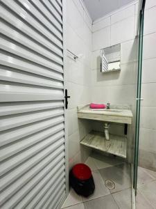 Ένα μπάνιο στο Apartamento Espaçoso, Mobiliado 02 Dormitórios Zn Ap 03