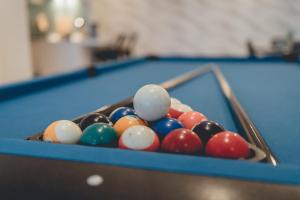 Biliár nebo kulečník v ubytování Teega Luxury 12 pax 4BR Pooltable by Our Stay
