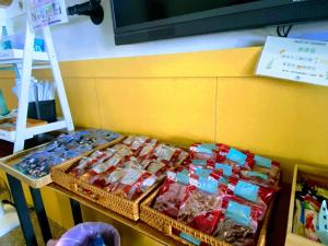 小琉球的住宿－小琉球雲朵Home民宿 包棟推薦，一张展示着各种食物的桌子