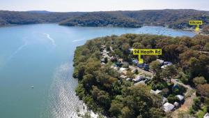 Pretty Beachにある'Pretty Beach Bay Vista' by HolidayCoの高速道路の標識がある湖の航空写真