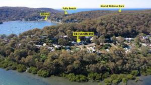 Pretty Beachにある'Pretty Beach Bay Vista' by HolidayCoの家屋と湖のある島の空中風景