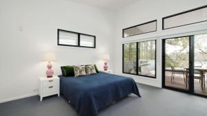 Cama o camas de una habitación en 'Space and Serenity at Pretty Beach' by Accom Holidays