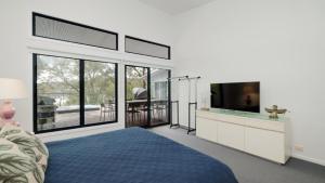 Una televisión o centro de entretenimiento en 'Space and Serenity at Pretty Beach' by Accom Holidays