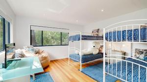 Cama o camas de una habitación en 'Space and Serenity at Pretty Beach' by Accom Holidays