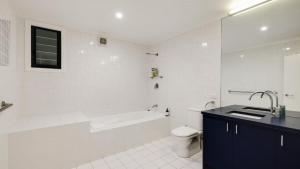 Un baño de 'Space and Serenity at Pretty Beach' by Accom Holidays