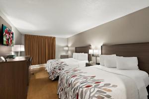 Ένα ή περισσότερα κρεβάτια σε δωμάτιο στο Red Roof Inn Martinsburg +24 φωτογραφίες