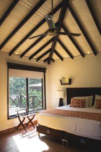 ein Schlafzimmer mit einem Bett und einem großen Fenster in der Unterkunft Kantawa Hotel & Spa - Solo Adultos in Calabazo