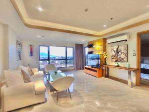 安吉利斯High Class 1BR at One Euphoria的带沙发和电视的客厅