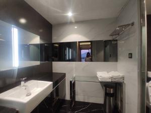 High Class 1BR at One Euphoria的一间浴室