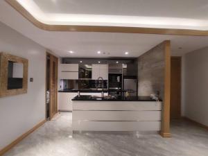 High Class 1BR at One Euphoria的厨房或小厨房
