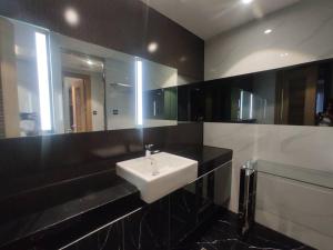High Class 1BR at One Euphoria的一间浴室