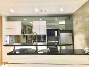 High Class 1BR at One Euphoria的厨房或小厨房