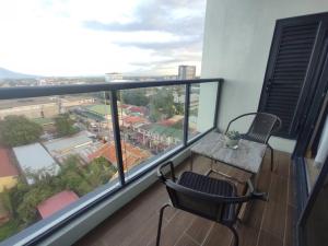 High Class 1BR at One Euphoria的阳台或露台