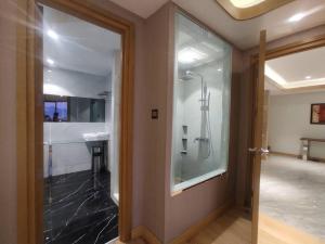 High Class 1BR at One Euphoria的一间浴室