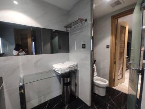 High Class 1BR at One Euphoria的一间浴室