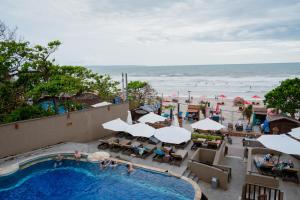 فندق وسبا بيلانغي بالي  في سمينياك: منتجع فيه مسبح وشاطئ