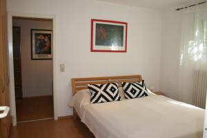 ein Schlafzimmer mit einem Bett mit zwei Kissen darauf in der Unterkunft Ferienwohnung am Schlosspark in Weinheim