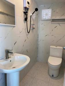a bathroom with a sink and a toilet at แพรุ่งธารา ไชโย (Rungtara Houseboats) in Ban Bang Sala